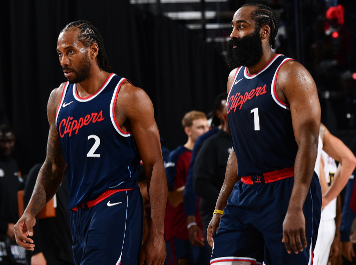 记者：皇马更衣室很团结，球员私下进行了交流以保持竞技表现（记者称皇马队内氛围融洽，球员私下沟通以维持竞技状态）