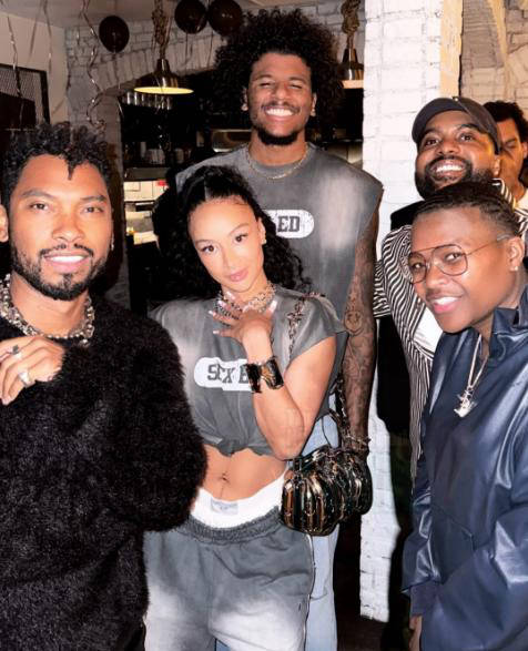 重庆两江新区十联屏打出多个宣传语，庆祝重庆铜梁龙冲超成功（重庆两江新区十联屏齐播多条祝贺标语，庆重庆铜梁龙成功冲超）