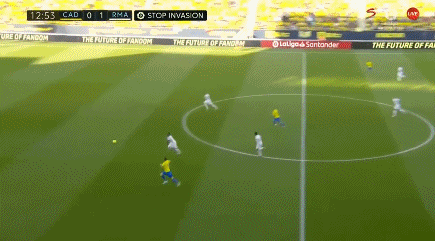 孙颖莎的身体柔韧性太好了，膝盖不弯，就这样直下去系鞋带，没几个人能做到吧