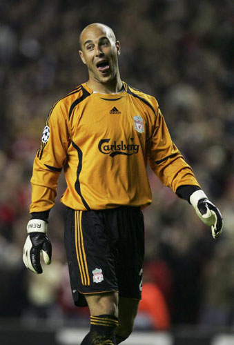 德媒：两名葡体球迷燃放烟火致另一名葡体球迷和一名警官受伤（德媒：两名葡体球迷燃放烟花致一名同队球迷与一名警察受伤）