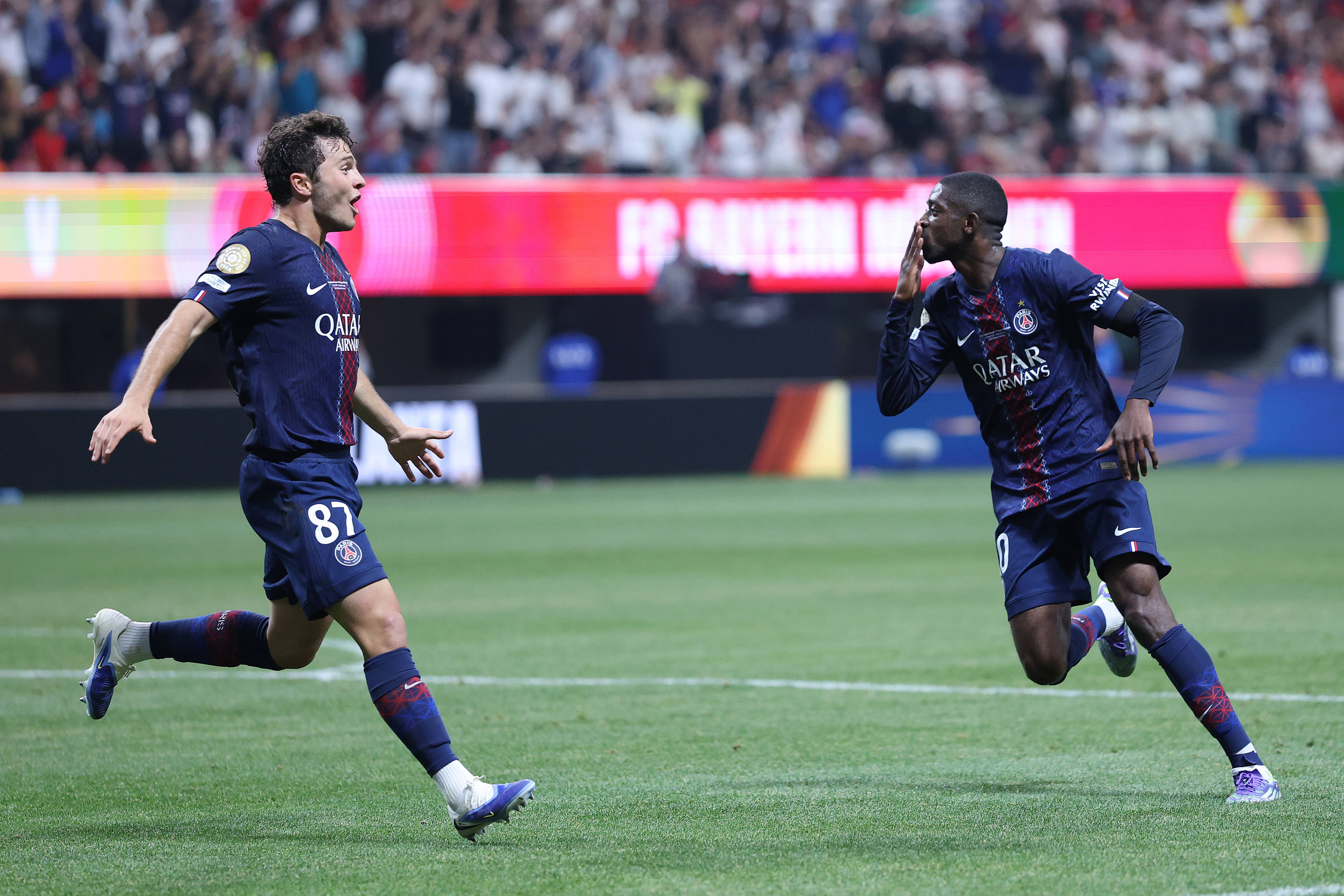 杨一鸣发文总结本赛季，动态中有多张与老东家成都交锋的画面（杨一鸣发文回顾赛季，晒多张对阵老东家成都的画面）