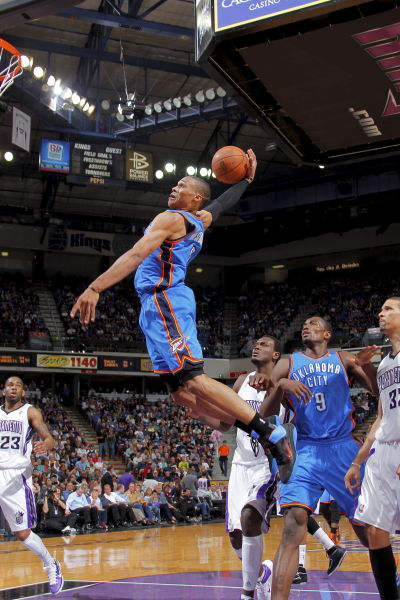 篮球勇士球星连续三场助攻上双（勇士球星三场连送两位数助攻）