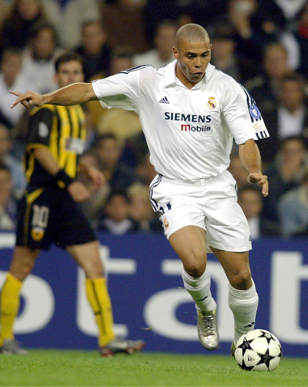 表达崇高敬意，重庆铜梁龙向李章洙赠送冲超纪念球衣（重庆铜梁龙致敬李章洙，赠送冲超纪念球衣）