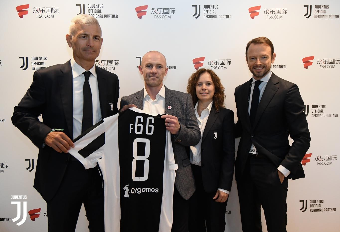 镜头扫到他，答案已经很明显（镜头一转，他就是答案）