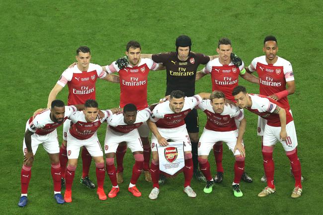 一齐登场！齐达内中国风亮相FC嘉年华，传奇卡重磅揭晓！（齐达内中国风亮相FC嘉年华，传奇卡重磅发布！）