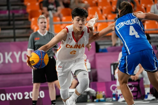 姆伯莫不想让曼联和喀麦隆起冲突，决定让二者商讨回国时间（为避免曼联与喀麦隆冲突，姆伯莫决定由双方协商回国时间）