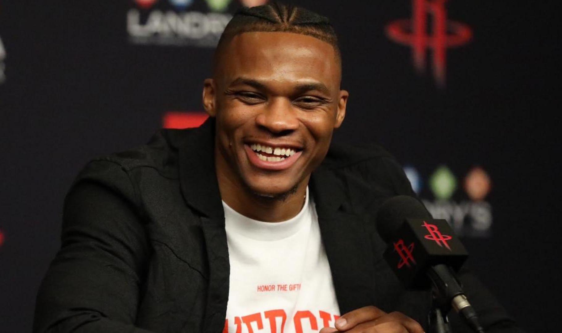 狂轰33+10+10，新星爆发创纪录，他能否拯救球队和主帅？（33+10+10里程碑之夜：新星大爆发，他能带队与主帅脱困吗？）