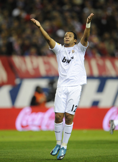 奥迪召开发布会展示2026赛季概念车，拜仁众将与车进行合影