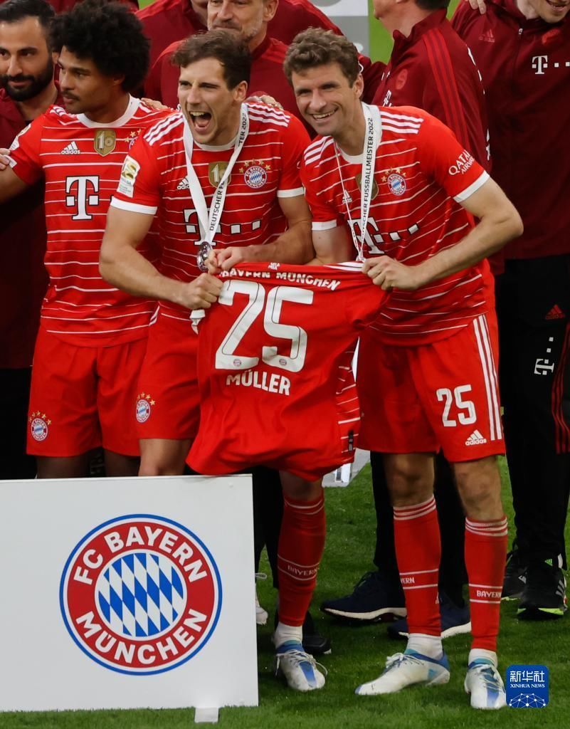 梦幻联动！T1四人组造访拜仁主场，领取印有自己名字的拜仁队服