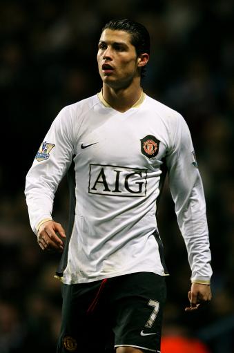 一日英超动向：曼城再具争冠实力，萨拉赫猛批斯洛特引发矛盾（英超一日观察：曼城重燃夺冠底气，萨拉赫抨击斯洛特引发风波）