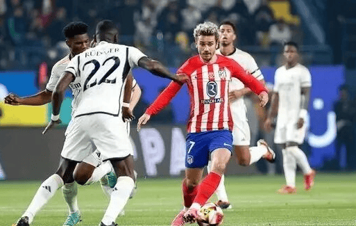 凯尔特人小球迷和远道而来的瑞士年轻人球迷互动