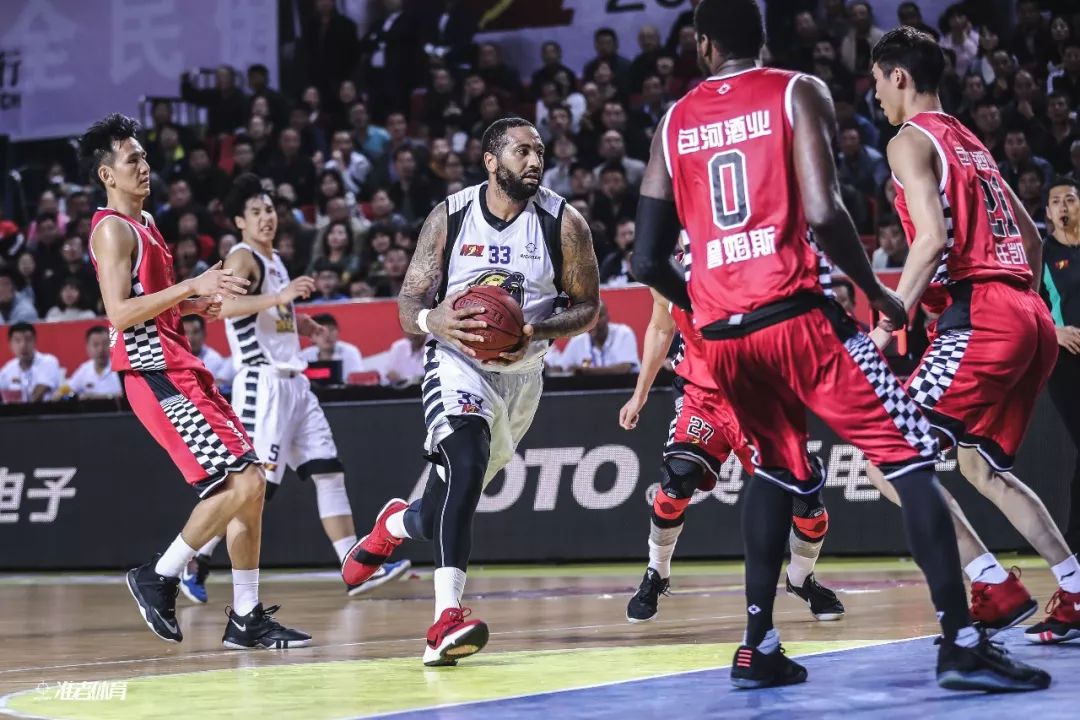 佩莱格里尼：塞维利亚落后时球迷往球场投掷杂物，这样不对（佩莱格里尼批评塞维利亚球迷落后时向场内投掷杂物：不可取）